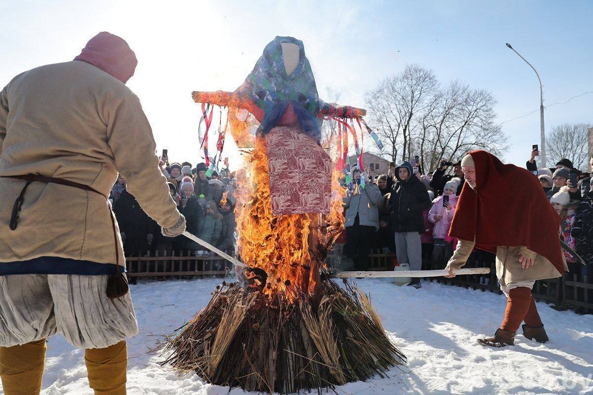 Приемные родители с детьми на Масленице в Витебске!